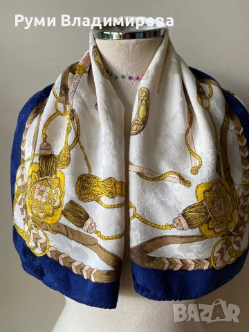 Бял шал със златисти елементи от 100 % коприна, снимка 5 - Шалове - 53423351