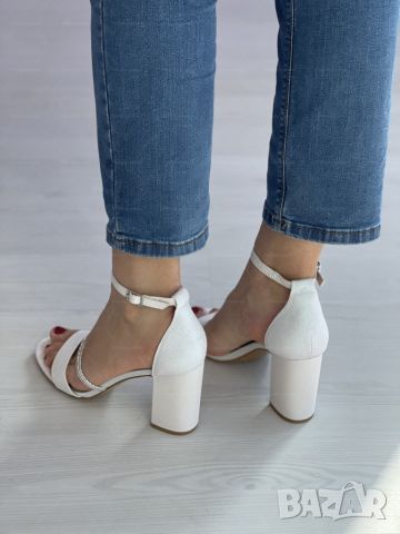 Елегантни дамски сандали с ток и бляскави линии за стилна походка
