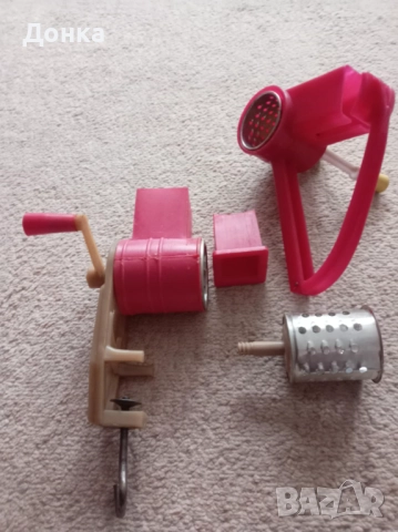 Два броя ръчна мелачка за орехи- нови