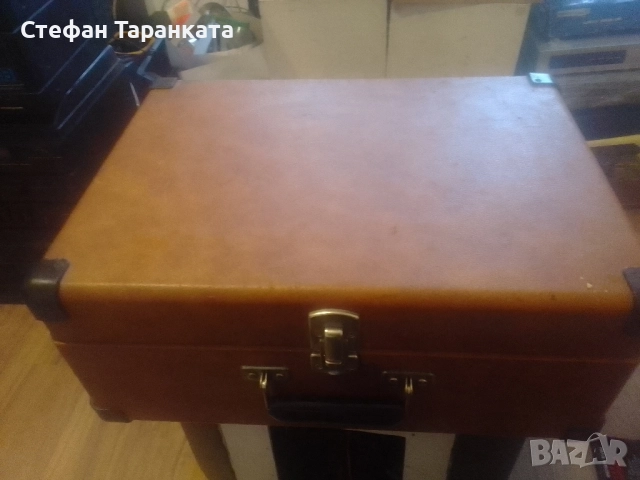 Грамофон със усилвател и вградени говорители във куфар.