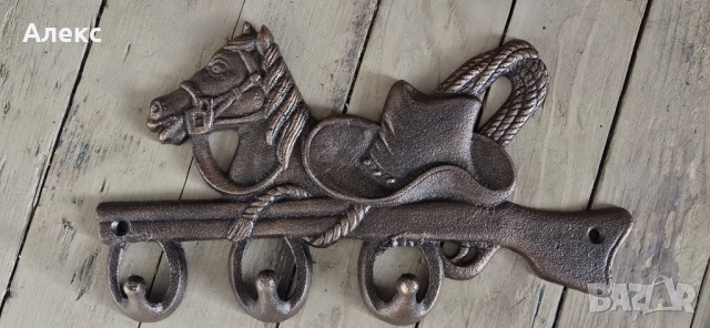 Каубойска чугунена масивна закачалка.