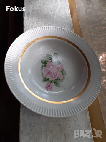 Порцеланова чиния с роза и златен кант маркировка порцелан, снимка 3 - Антикварни и старинни предмети - 53452792