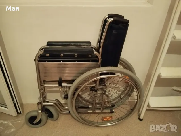 Два инвалидни стола различни модели