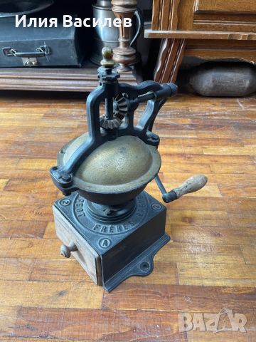 Антикварна мелница за кафе, снимка 1 - Антикварни и старинни предмети - 45913636