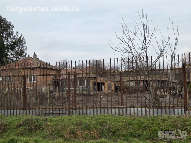 Продава се просторна къща с огромен двор 2800 кв.м, снимка 2 - Къщи - 53622066