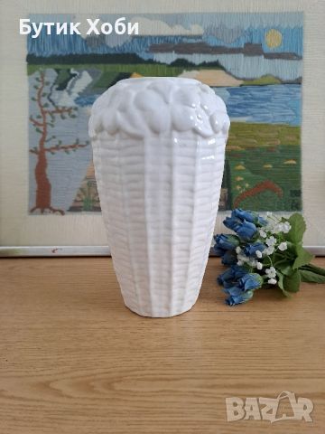 Елегантна порцеланова винтидж ваза, Португалия, снимка 2 - Антикварни и старинни предмети - 45698969