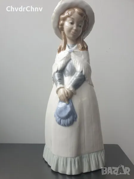 НАО ЛАДРО испанска порцеланова фигура на дама с шал и чанта/NAO Lladro статуетка 28см, снимка 1