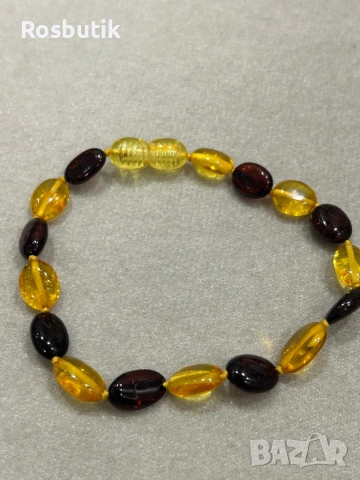 Красива нежна гривна от двуцветен кехлибар , снимка 3 - Гривни - 53355962