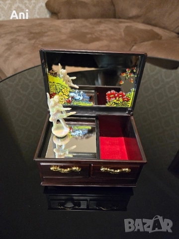 Бижутерка/музикална кутия с едно отделение