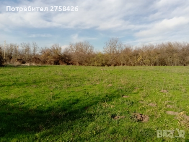 Продавам дворни места