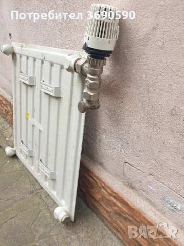 Компактен мини радиатор с термовентил.