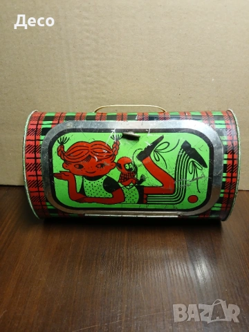 Стара руска тенекиена играчка.