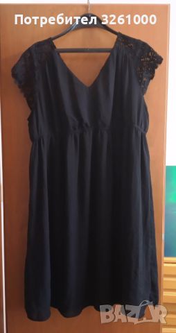 Малка черна рокля в комбинация с дантела