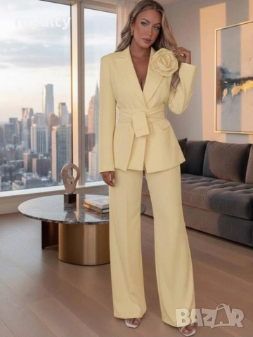 Дамски елегантен бежов костюм сако с панталон с роза