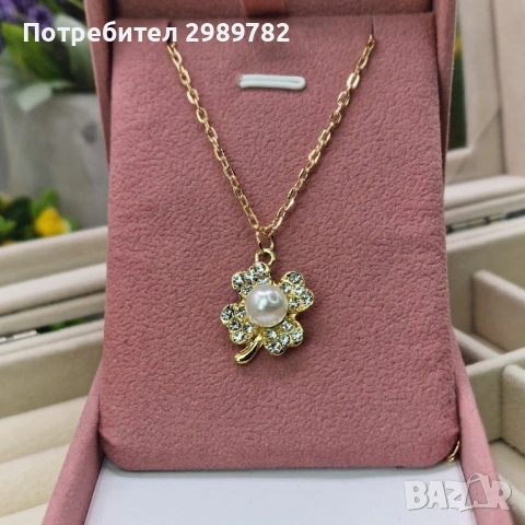 🌸 Изключително нежно дамско колие с цвете и централна перла, обградено с бляскави камъни.