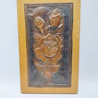 Стенна декорация от 80те години - ръчно изковани медни рози върху дървена основа - 19,9 см х 32,8 см, снимка 1 - Антикварни и старинни предмети - 45520321