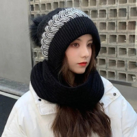 Модна дамска зимна шапка с шал удобна много пухкава/мека и приятна на допир -57% НАМАЛЕНИЕ, снимка 1 - Шапки - 45033451