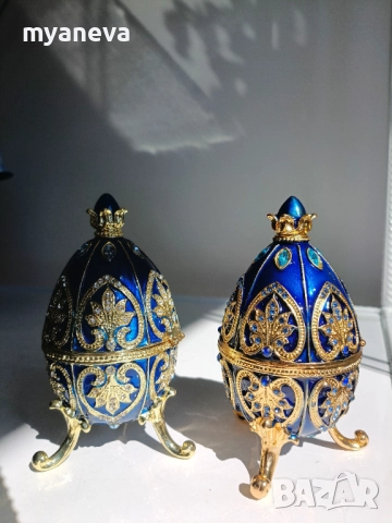 Изящни яйца в стил Фаберже с метална основа , емайл и позлата, ювелирна изработка. 