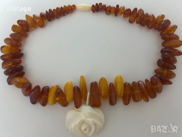 Винтидж старинно колие с натурален кехлибар и медальон цвете слонова кост 