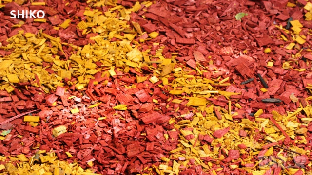 Цветен дървесен мулч за градини и цветя