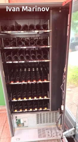 Снакс машина със монетник в отлично състояние, подържа температура охлажда перфектно,здрава и добре , снимка 2 - Вендинг машини - 52599740