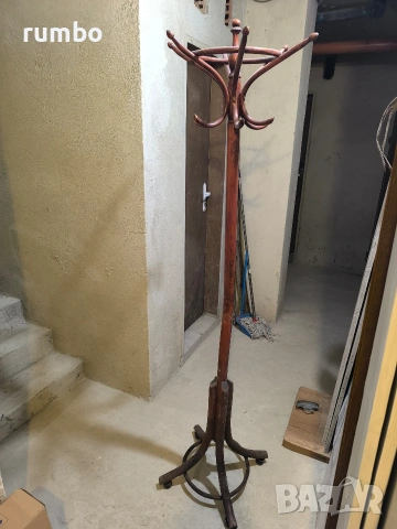 Продавам дървена виенска закачалка