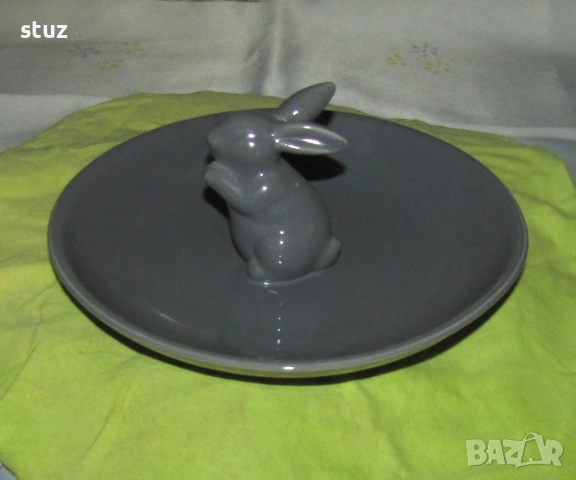Порцеланова чиния със зайче