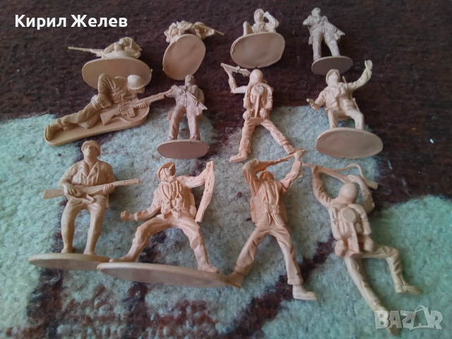 Войници пластмасови 12 броя 51735, снимка 3 - Колекции - 52105463