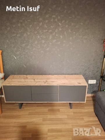 Продавам комплект шкафче,маса и гардероб .