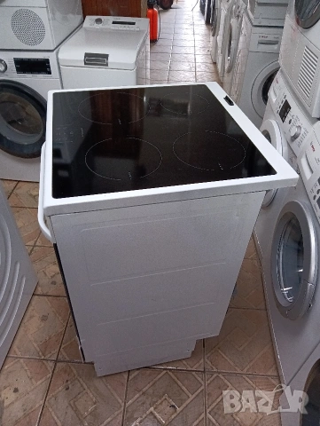 Като нова свободно стояща печка с индукционни котлони Voss с две години гаранция!, снимка 2 - Печки, фурни - 54170269