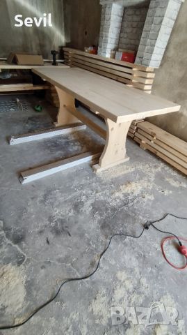 Масивна дървена маса 
