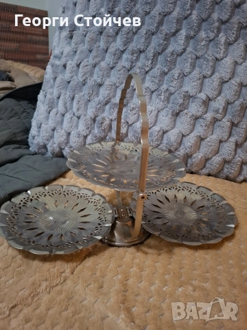 Оригинален двуетажен поднос с красив дизайн.