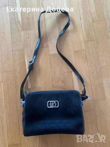 Черна чанта камбинация лак и текстил