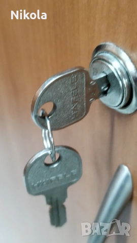 Еднокрил гардероб с рафтове на две нива със заключване - Офис шкафове 54/200/40, снимка 11 - Гардероби - 51843477