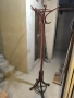 Продавам дървена виенска закачалка, снимка 1