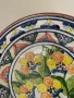 Maquenista Redondo Португалска флорална теракотена керамична чиния с подпис, снимка 5