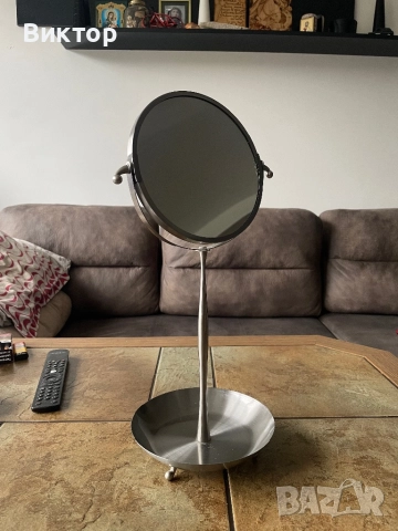 Огледало със Стойка за Гримиране
