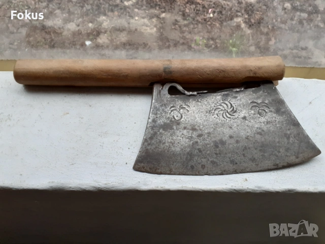 Стара кована брадва секира сатър