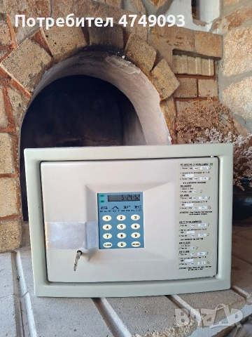 Метален сейф с Код и Ключ