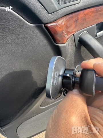 Spigen стойка(зарядно)за кола, снимка 3 - Аксесоари за Apple - 54049134