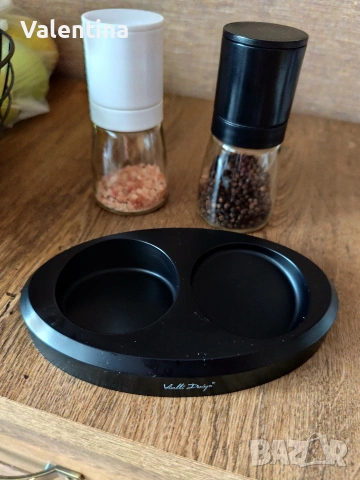 Мелници за сол и пипер с поставка Vialli design , снимка 3 - Аксесоари за кухня - 53009276