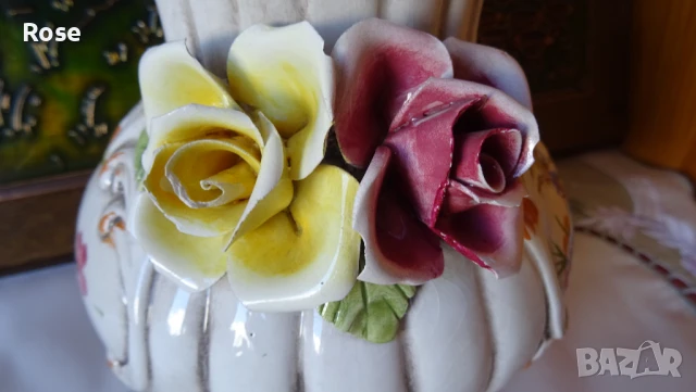 Ваза  Bassano Italy с четири рози и цветен декор., снимка 9 - Декорация за дома - 50971727