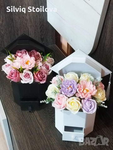 Тематични букети в бяло и черно със 11 броя сапунени цветя за предстоящите абитуриенти,абсолвенти🎓, снимка 1 - Подаръци за жени - 45406164