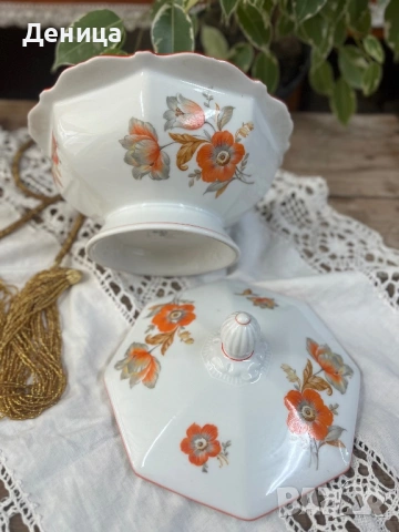 Красив порцеланов съд- Бисквитиера  Издигната на пиедестал елегантна форма, красива комбинация, снимка 9 - Кутии за храна - 53776231