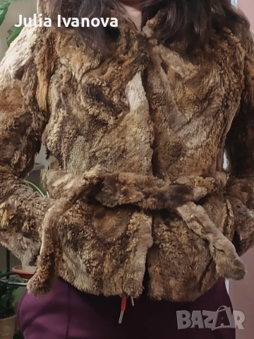 Дамско късо палто с колан от естествен косъм 