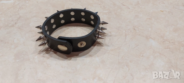 Готик - метал черна гривна с метални шипове , снимка 3 - Гривни - 51489360