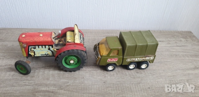 Две стари ламаринени играчки