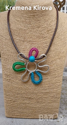 Колие и гривна с масивно цвете и естествена кожа. С плетка. Бижута Луди гъби., снимка 2 - Бижутерийни комплекти - 50681036