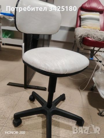 Стол за козметик или педикюрист 