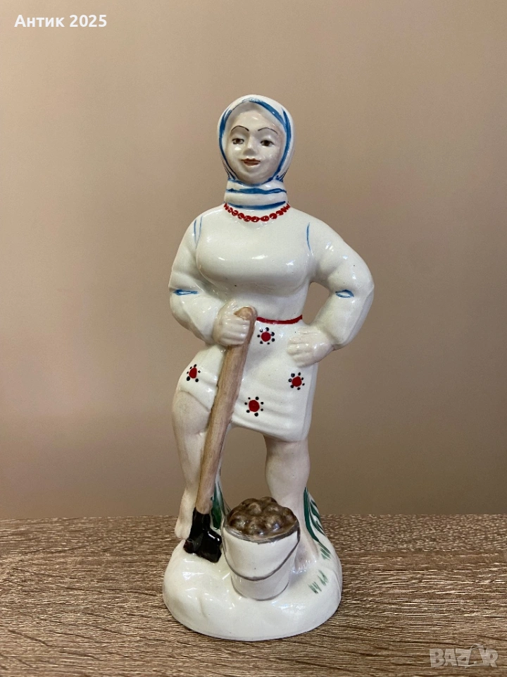 Винтидж порцеланова статуетка „Момиче с кофа“, СССР, снимка 1
